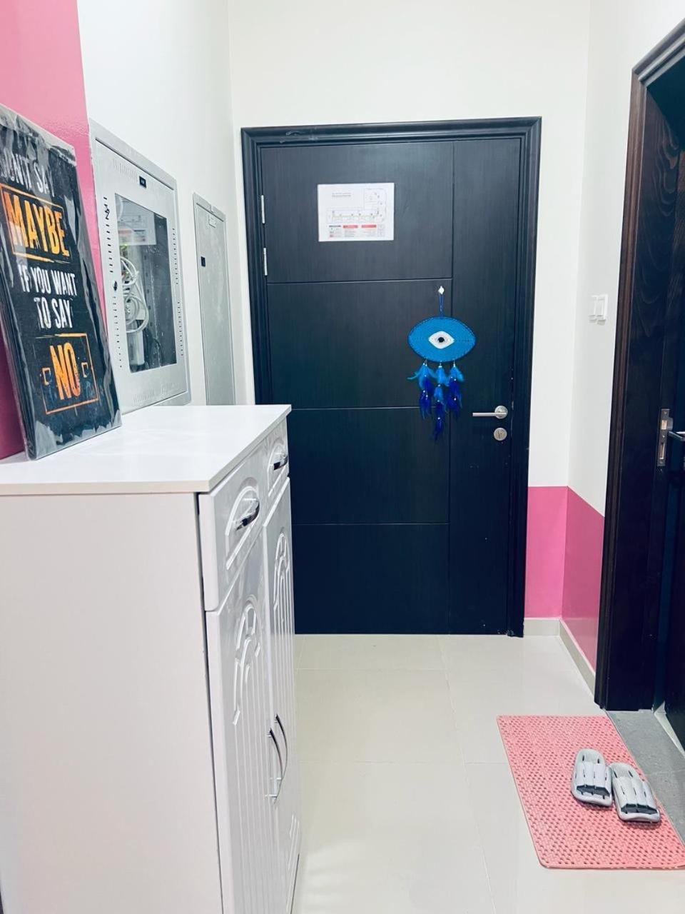 두바이 Moon Backpackers Burjman Exit 2, Family Partitions, Loft Partitions, 아파트 외부 사진