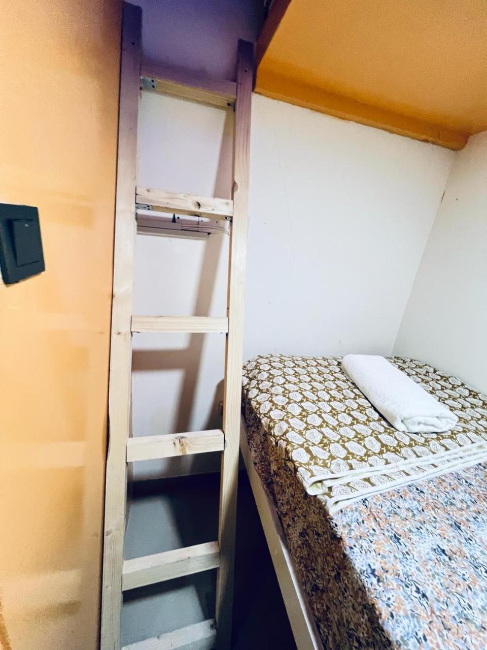 두바이 Moon Backpackers Burjman Exit 2, Family Partitions, Loft Partitions, 아파트 외부 사진