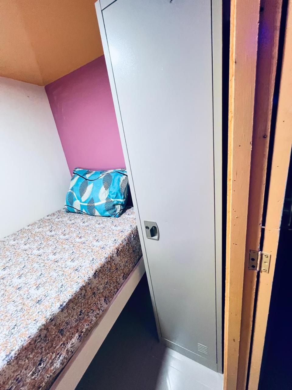 두바이 Moon Backpackers Burjman Exit 2, Family Partitions, Loft Partitions, 아파트 외부 사진