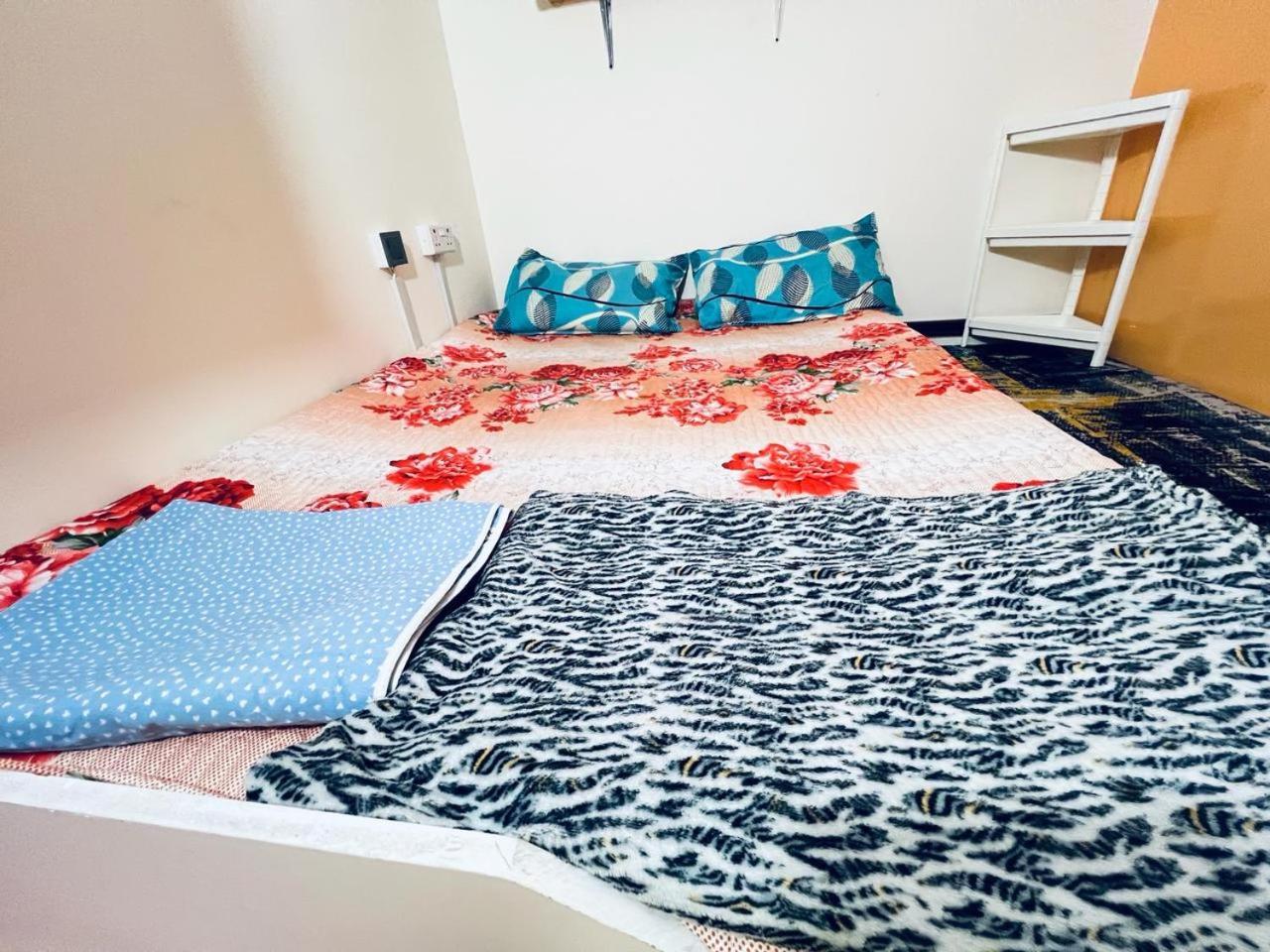 두바이 Moon Backpackers Burjman Exit 2, Family Partitions, Loft Partitions, 아파트 외부 사진